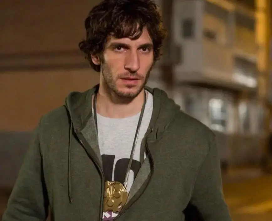 Un hombre con una vida sin sentido recibe poderes de un alien&iacute;gena y se convierte en un superh&eacute;roe.