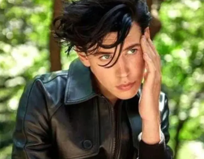 También es aficionado a las actividades al aire libre como baloncesto, senderismo y ciclismo