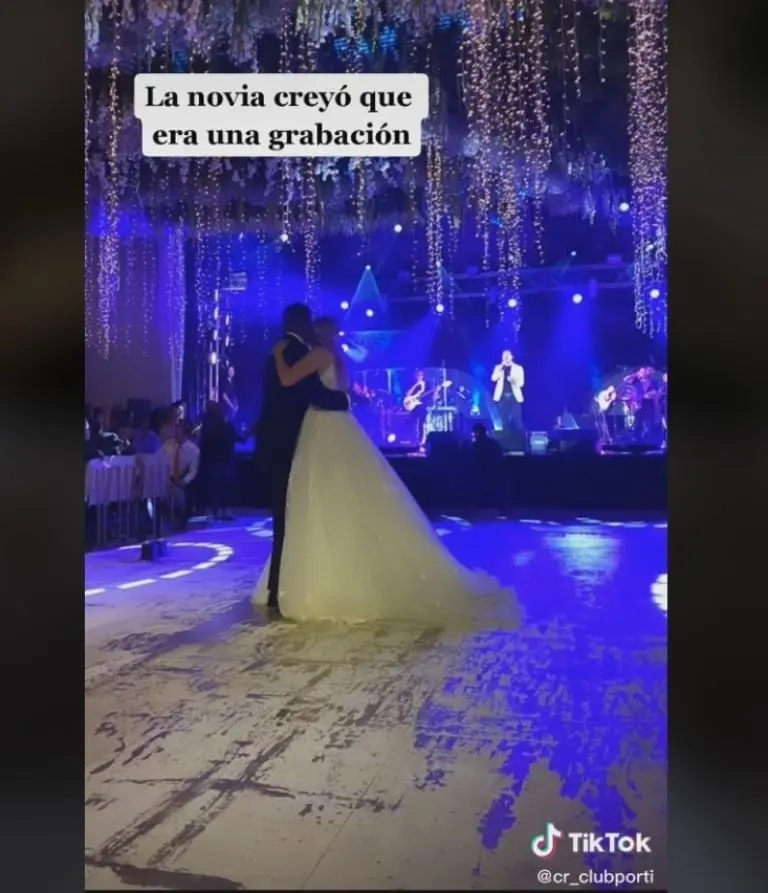 Carlos Rivera canta en una boda (TikTok)