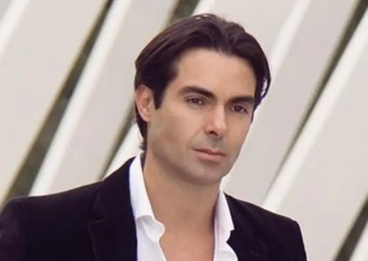 Era el padre de Carlos, quien lo abandon&oacute;.