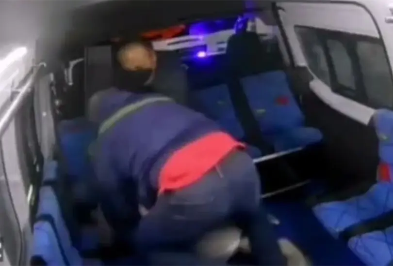 Entre dos militares sometieron a un ratero en una combi del Estado de M&eacute;xico. 