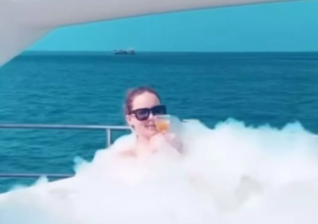 En su visita a Cartagena de Indias alquiló un yate de lujo con jacuzzi, el cual tiene un costo de renta de 13 mil 657 dólares por día.