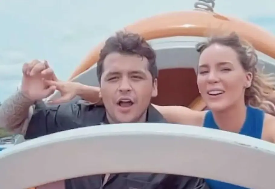  Para celebrar el cumpleaños de Belinda, Nodal organizó un viaje a Disney, en Orlando, Florida, el cual tuvo un costo aproximado de al menos 100 mil pesos.