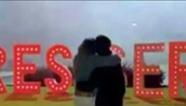 Cuando Nodal le pidió a Belinda que fuera su novia organizó una cena que incluyó fuegos artificiales.