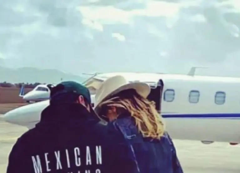 La pareja viajó por el mundo en el jet privado de Nodal, el cual requiere de desembolso de 17 mil dólares cada vez que se utiliza.