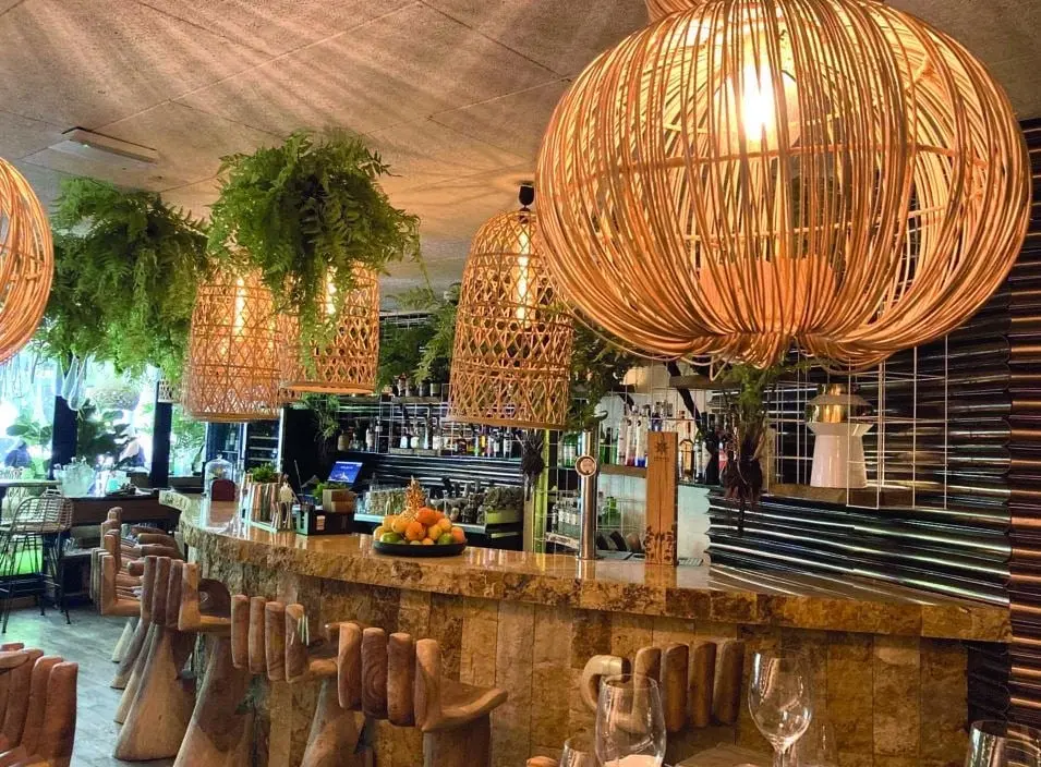 La cena en la cual le pidió matrimonio a Belinda tuvo un costo de alrededor de 25 mil euros, pues fue en el exclusivo restaurante Salvaje de Barcelona, el cual fue abierto sólo para ellos; así como el escenario romántico, cuya docena de rosas tuvo un costo de 85 euros.