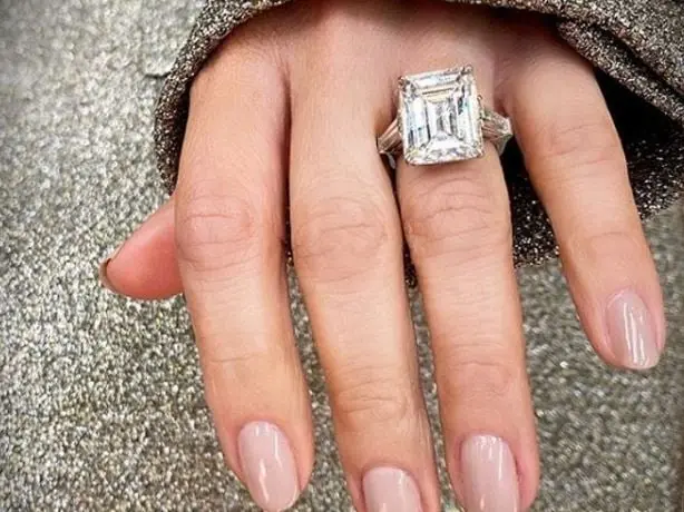 Este quizás fue el regalo más costoso que Nodal le dio a Belinda. Se trató de una pieza repleta de diamantes con una central de corte esmeralda.