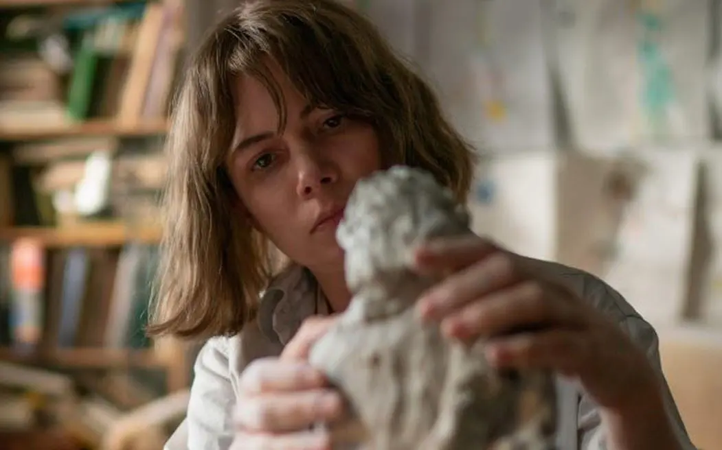 Una escultora est&aacute; en busca de dar equilibrio a su vida y enfrenta problemas familiares mientras se prepara para abrir una nueva exposici&oacute;n.