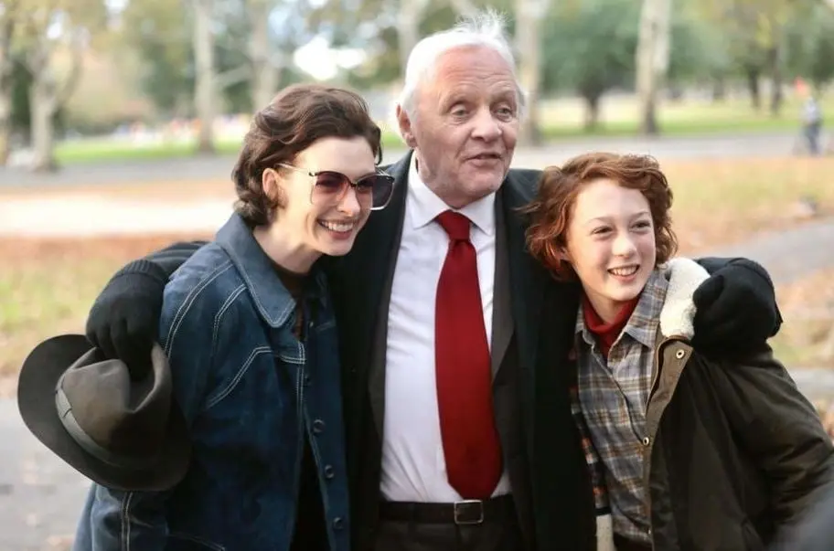 Es la historia de una familia de una familia que vive en Queens en los a&ntilde;os 80; est&aacute; basada en hechos reales.