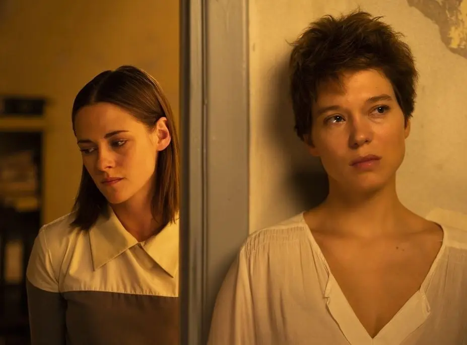 En un futuro dist&oacute;pico, un artista prepara un performance en el que mostrar&aacute; la metamorfosis de sus &oacute;rganos mientras est&aacute; sucediendo.