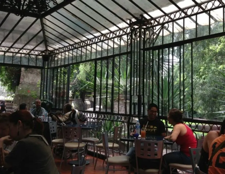  Su restaurante se especializa en antojitos mexicanos como sopes, enchiladas y tortitas de maíz rellenas de pollo. Dirección: Av. México 5843, La Noria.