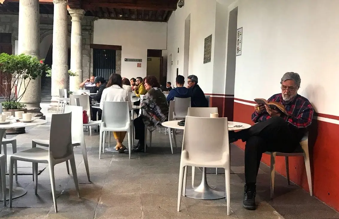 En esta cafetería podrás degustar hamburguesas, pasteles y café. Dirección: Avenida Hidalgo 45, Guerrero.