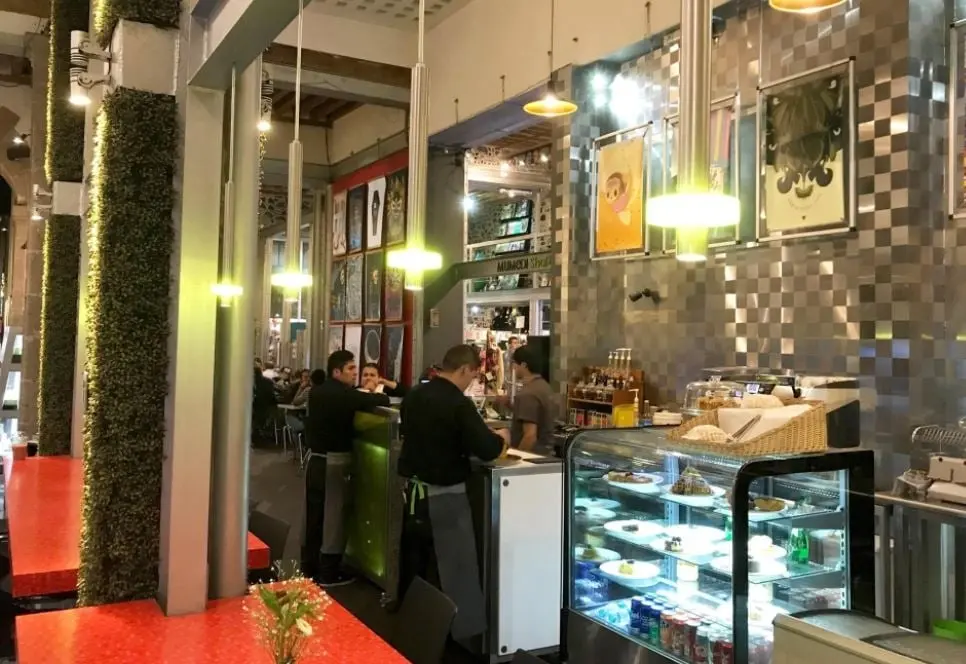 El restaurante del Museo Mexicano del Diseño tiene especialidades como enchiladas con mole xico y rellenas de revoltijo de plátano macho y queso oaxaca. Dirección: Madero 74, Centro Histórico. 