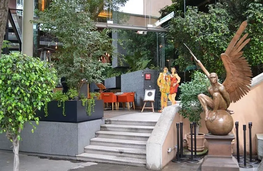 No te pierdas las Migas 99, las albóndigas de res con salsa morita o la lasaña de chicharrón Mapimi. Dirección: Av. Álvaro Obregón 99, Roma Norte.