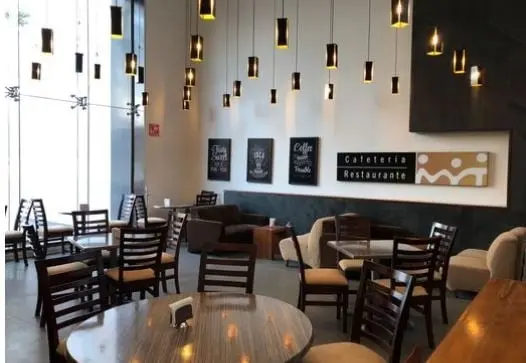 El restaurante del Museo de Memoria y Tolerancia ofrece ensaladas, hamburguesas, baguettes, y más. Dirección: Av. Juárez 8, Centro Histórico.