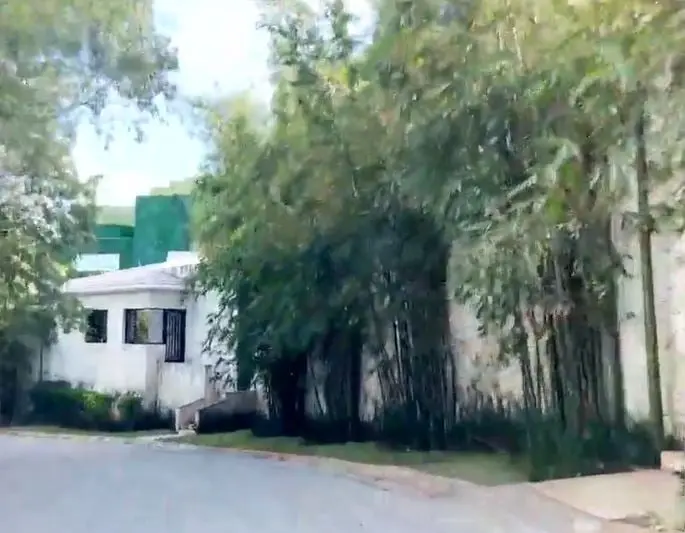 Alejandro Moreno construy&oacute; dicha propiedad cuando fue gobernador de Campeche. En una ocasi&oacute;n asegur&oacute; que parte de la inversi&oacute;n la recibi&oacute; de una donaci&oacute;n familiar. 