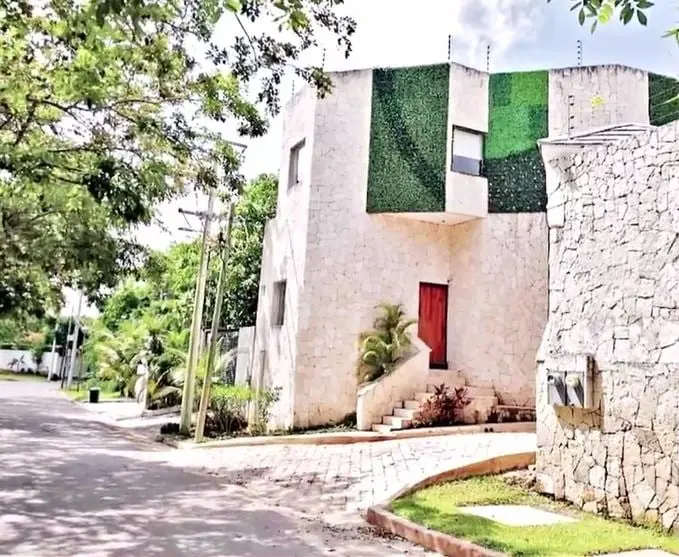 Layda Sansores hab&iacute;a comparado la casa de Alejandro Moreno con la "Casa Blanca" de Enrique Pe&ntilde;a Nieto, aunque luego se retract&oacute; porque dijo que la propiedad del expresidente era muy peque&ntilde;a comparada con la mansi&oacute;n de &acute;Alito&acute;. 