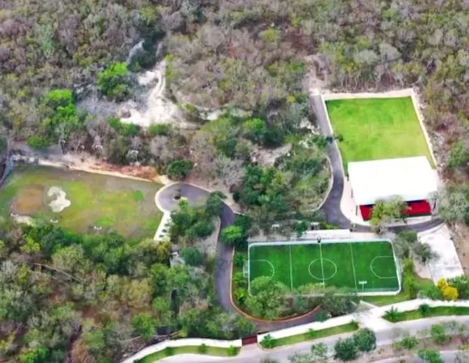 Alejandro Moreno tiene otra propiedad de siete hect&aacute;reas con canchas de futbol, tenis, caballerizas y una ciclopista. 