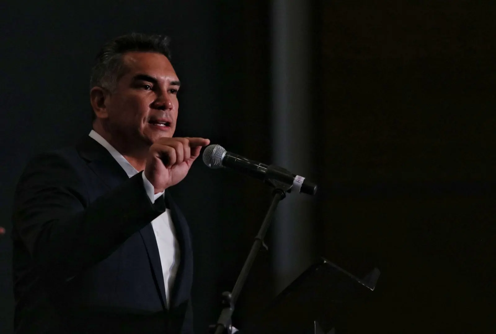 Alejandro Moreno ha sido diputado federal, senador de la Rep&uacute;blica, gobernador de Campeche y dirigente nacional del PRI durante su carrera pol&iacute;tica. 