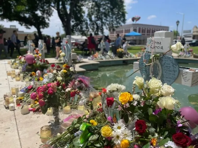 La plaza principal de Uvalde se ha convertido en el epicentro del duelo en esa ciudad. Aquí, la gente se ha reunido a rendirle homenaje a quienes fallecieron. Foto: Especial