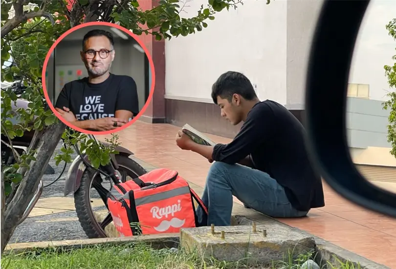 El conferencista fue captado leyendo mientras esperaba un pedido de Rappi