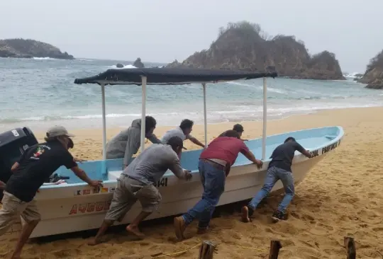 Pescadores se preparan para recibir el impacto del huracán Agatha.