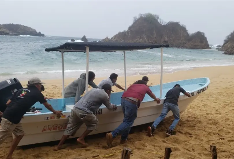Pescadores se preparan para recibir el impacto del huracán Agatha. Pescadores se preparan para recibir el impacto del huracán Agatha.