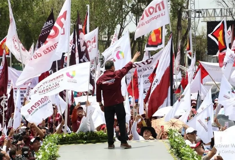 Unas 20 mil pesronas acompa&ntilde;aron a Julio Menchaca en su cierre de campa&ntilde;a en Pachuca.