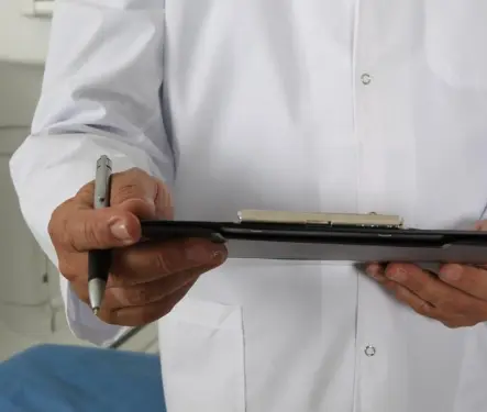 Buscan a hombre que se hizo pasar por médico y abusó de una menor de edad en el Edomex