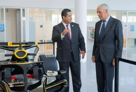 Diego Sinhue (izq) durante su visita a la planta de Pirelli en Silao, Guanajuato. 