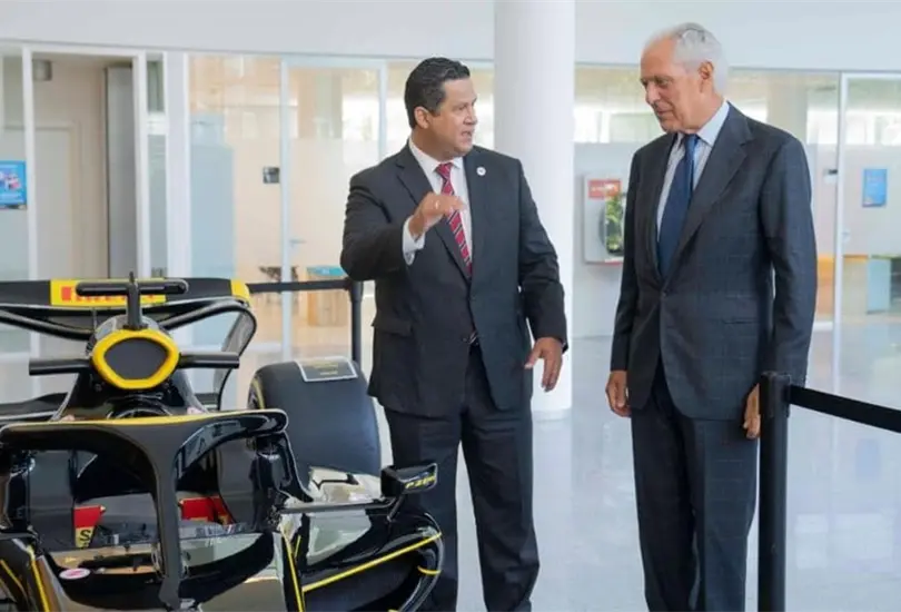 Diego Sinhue (izq) durante su visita a la planta de Pirelli en Silao, Guanajuato. Diego Sinhue (izq) durante su visita a la planta de Pirelli en Silao, Guanajuato.
