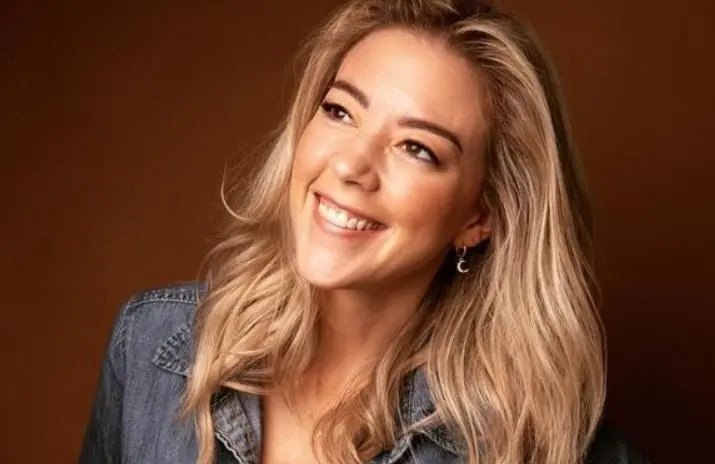 Era la hermana de Arturo, una joven noble de clase alta que se vuelve amiga de Teresa.