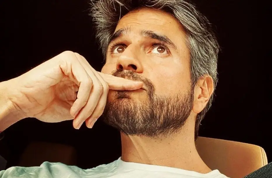 Era un multimillonario que se comprometió en matrimonio con Luisa, pero Teresa lo sedujo para obtener su dinero.