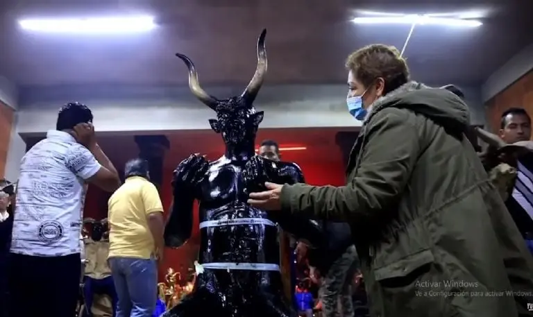 Imágenes de una misa en la Catedral de la Santa Muerte del documental