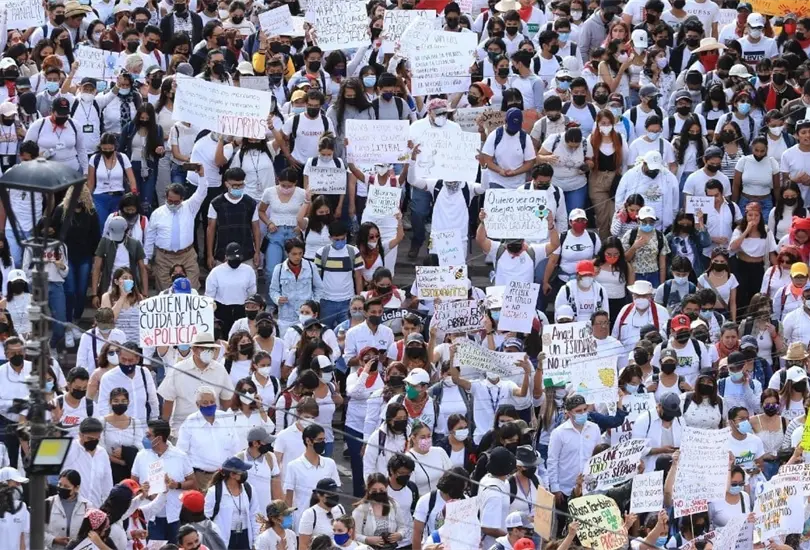 M&aacute;s de cinco mil personas se manifestaron en Guanajuato. 