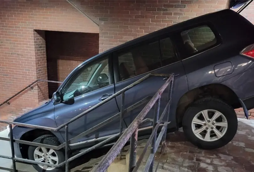 Mujer intenta atravesar unas escaleras con su camioneta