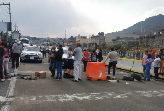 Vecinos de San Miguel Topilejo cerraron la autopista México-Cuernavaca para exigir la libertad de los detenidos. Vecinos de San Miguel Topilejo cerraron la autopista México-Cuernavaca para exigir la libertad de los detenidos.