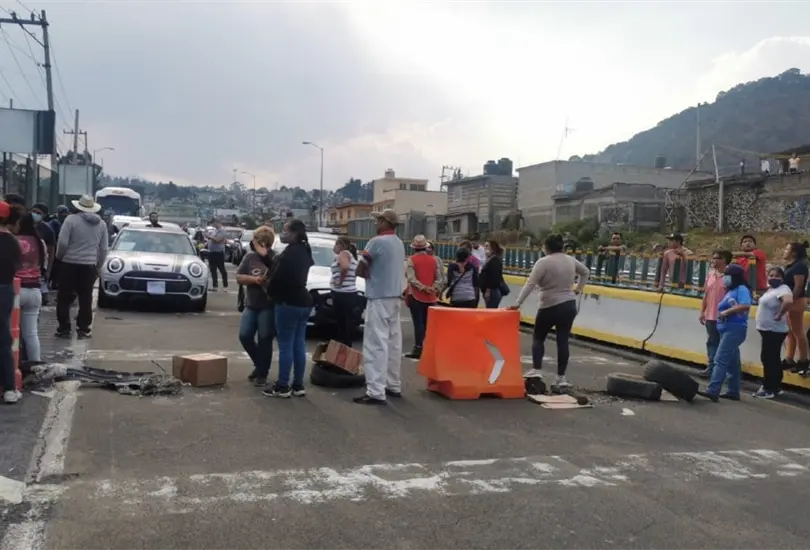 Vecinos de San Miguel Topilejo cerraron la autopista M&eacute;xico-Cuernavaca para exigir la libertad de los detenidos.