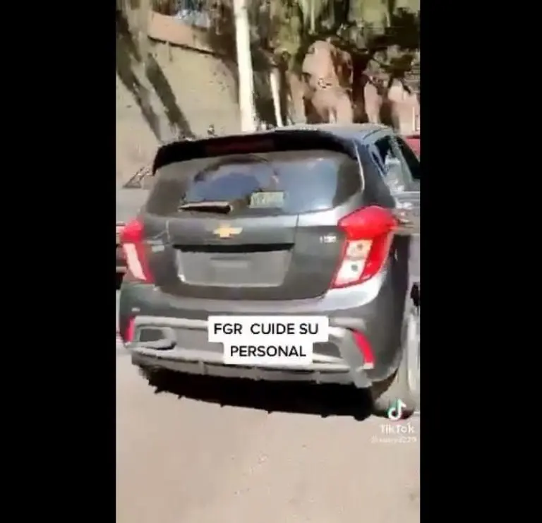 El carro de la supuesta empleada de la FGR no tenía placas. Foto: captura de pantalla.