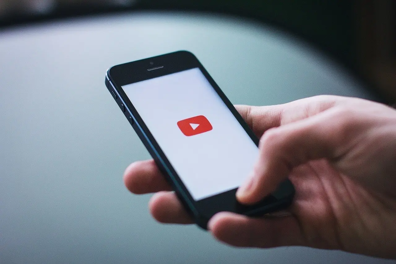 Youtube fue fundado en 2005 por Steve Chen, Jawed Karim y Chad Hurley, sin embargo, ellos vendieron la compa&ntilde;&iacute;a un a&ntilde;o despu&eacute;s a Google en una operaci&oacute;n que rond&oacute; los mil 650 millones de d&oacute;lares. La plataforma de videos es una de las m&aacute;s visitadas a nivel mundial con cerca de 2 mil 292 millones de usuarios. 