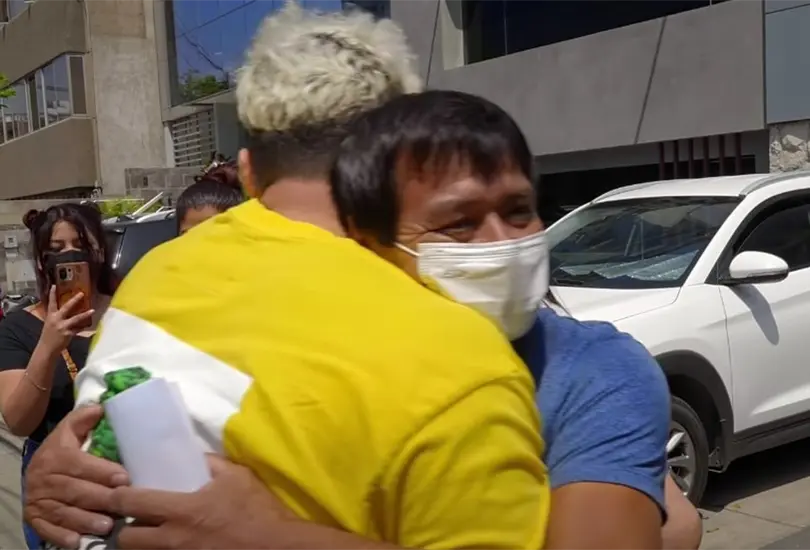 Youtuber regala auto a chofer de uber