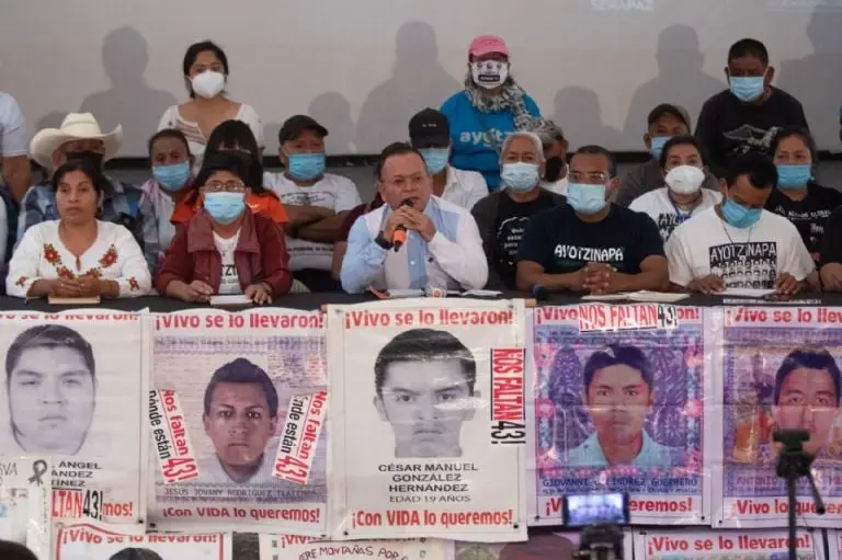 Padres de los estudiantes desaparecidos de Ayotzinapa. Foto: Cuartoscuro.