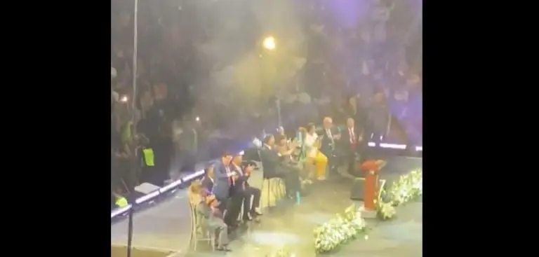 El momento del abucheo a Samuel García. Foto: captura de pantalla.