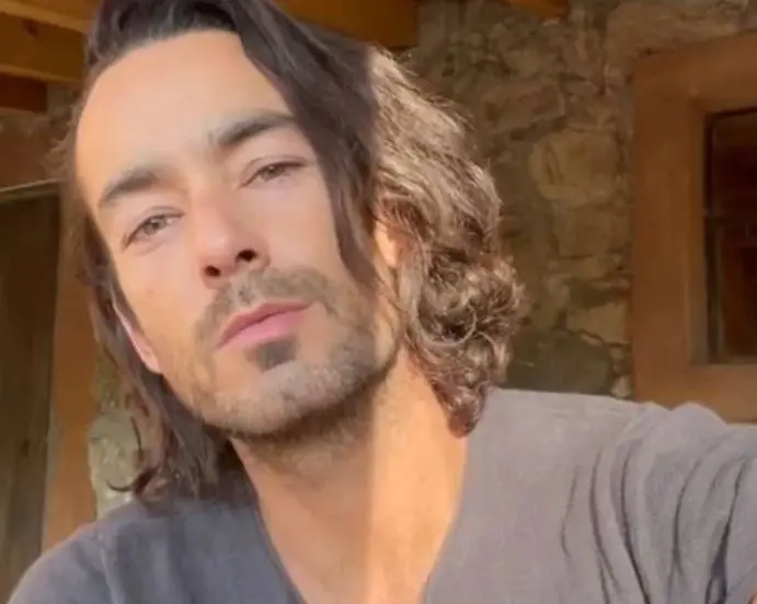 Era el hermano mayor de la familia y responsable de &eacute;sta, luego de la muerte de sus padres. 