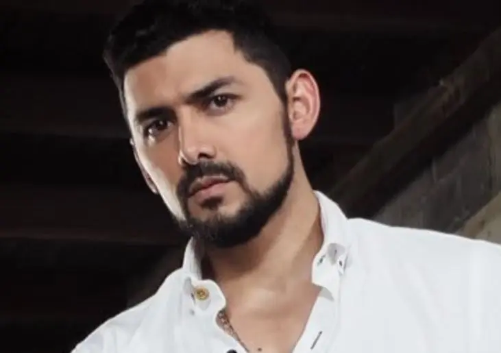  Ha participado en telenovelas como "Atrévete a soñar", "Quiero amarte" e "Hijas de la luna". Y también es conductor de "Bandamax" y ha incursionado en la música regional mexicana.