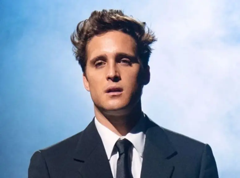 Pero sin duda, el papel que ha catapultado su carrera es el de Luis Miguel en la serie homónima.