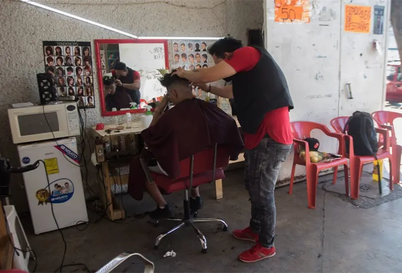 Los autoridades del plantel negaron el acceso al estudiante debido a que no traía el corte conocido como casquete corto el cual es obligatorio para todos los alumnos Los autoridades del plantel negaron el acceso al estudiante debido a que no traía el corte conocido como casquete corto el cual es obligatorio para todos los alumnos