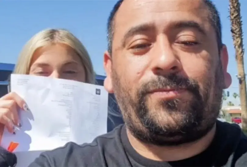 Conductor de Uber ayuda a joven que fue asaltada