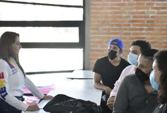 Teresa Jim&eacute;nez estuvo con alumnos de la Universidad de Durango.