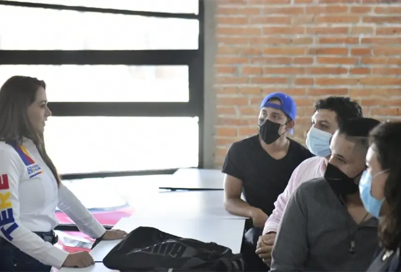 Teresa Jim&eacute;nez estuvo con alumnos de la Universidad de Durango.